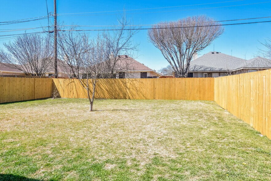Building Photo - 717 Rockett Ln