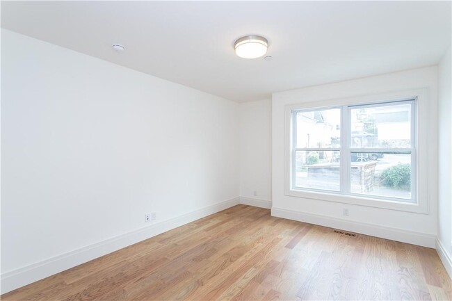 Building Photo - 121 Fisher Ave