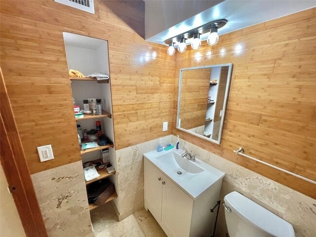 Building Photo - 851 Lyons Rd