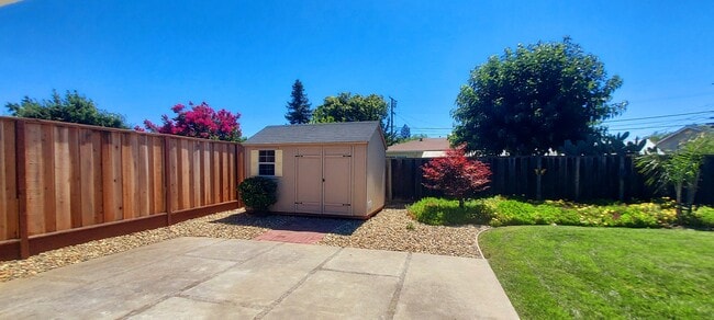 Building Photo - 1321 Evergreen Dr