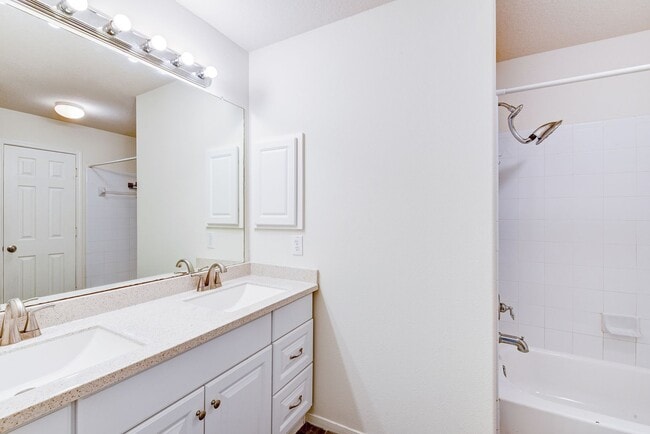 Building Photo - Marvelous 6-bed and 3.5-Bath Home in Cypre...