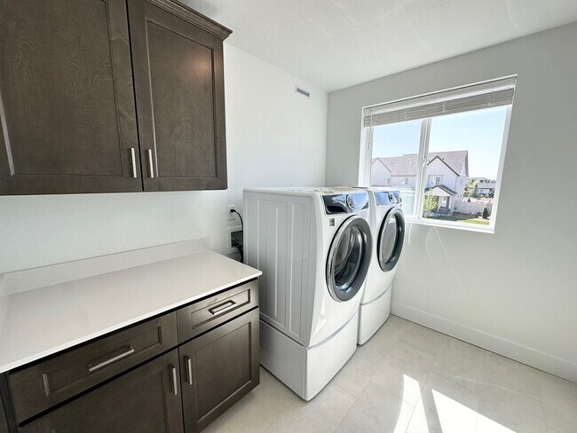 Building Photo - Spacious Luxury Townhome Designed for Modern Living