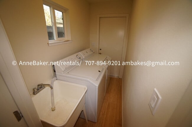 Building Photo - Downtown - PGE and Water/Sewer Included in the rent