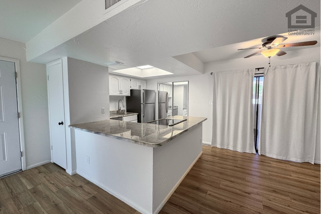 Building Photo - 2Bed/1Bath Apartment at 52nd St/Oak St! Ready for Immediate Move-In – GROUND FLOOR UNIT!