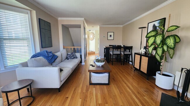 Building Photo - End-unit townhome in highly desired Kingstown