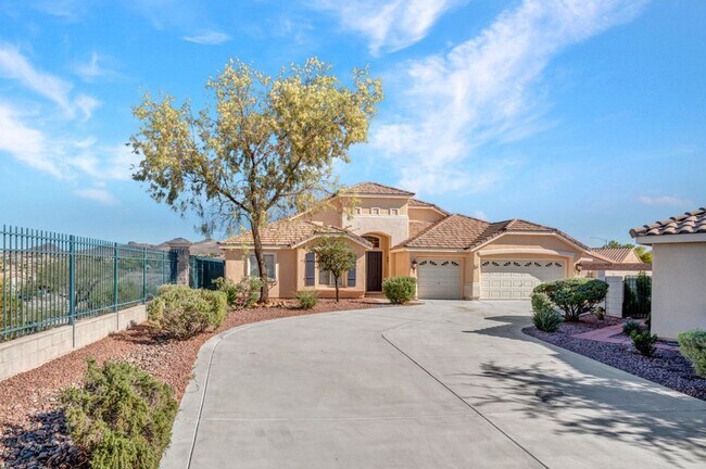 Building Photo - 4 bed, 2.5 bath single-story home in the g...