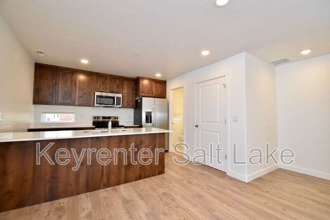 Building Photo - 1590 S 900 W