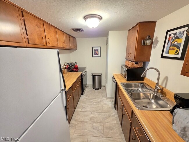 Building Photo - 6995 Carriage Hill Dr