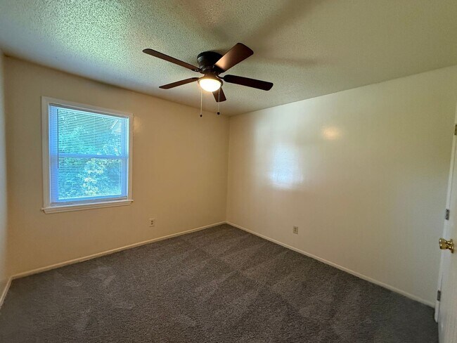Building Photo - 133 Village Cir