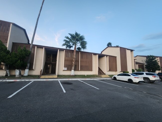 Building Photo - 305 Calle Amistosa