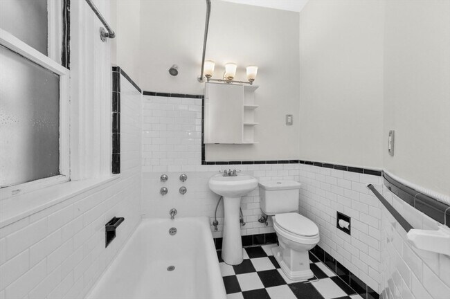 Building Photo - 261 Beacon St