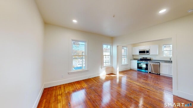 Building Photo - 736 Main St