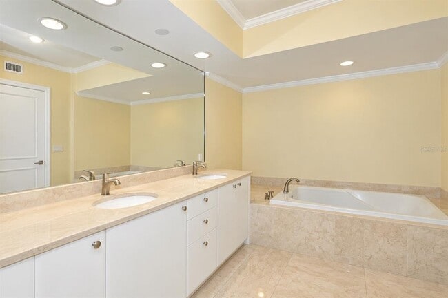 Building Photo - 16500 Collins Ave