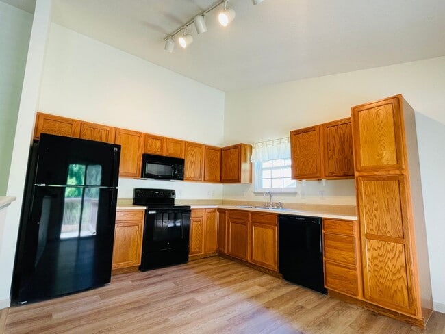 Building Photo - Great 3 Bed 2 Bath House with Garage!!