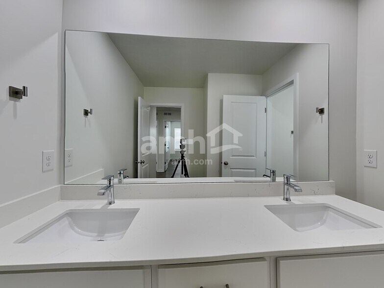 Building Photo - 1232 W Mahogany St