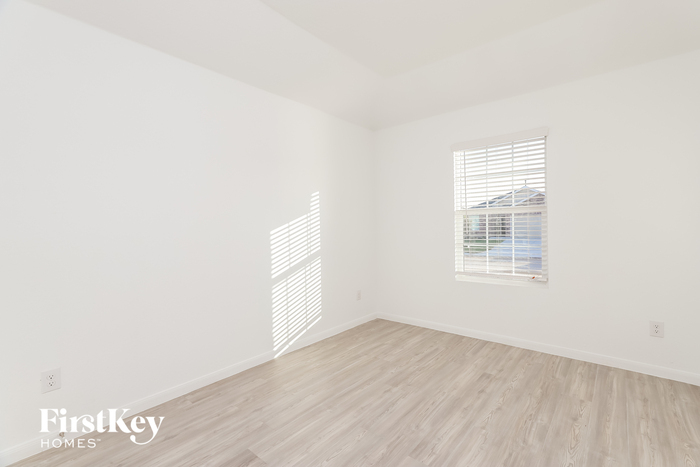 Building Photo - 10710 Vinateros Dr