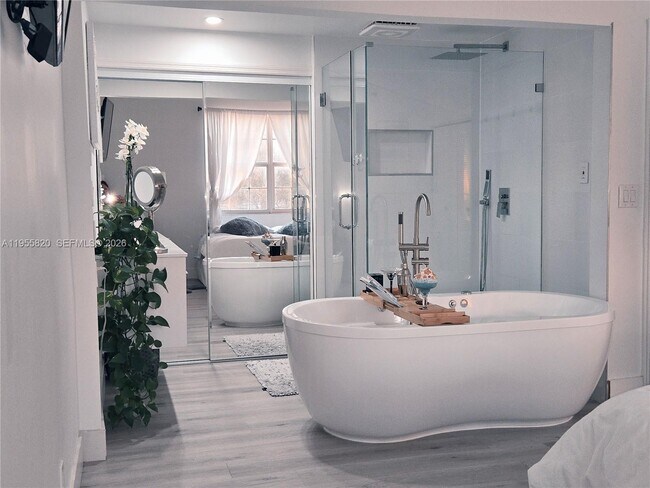 Building Photo - 1303 Presidio Dr