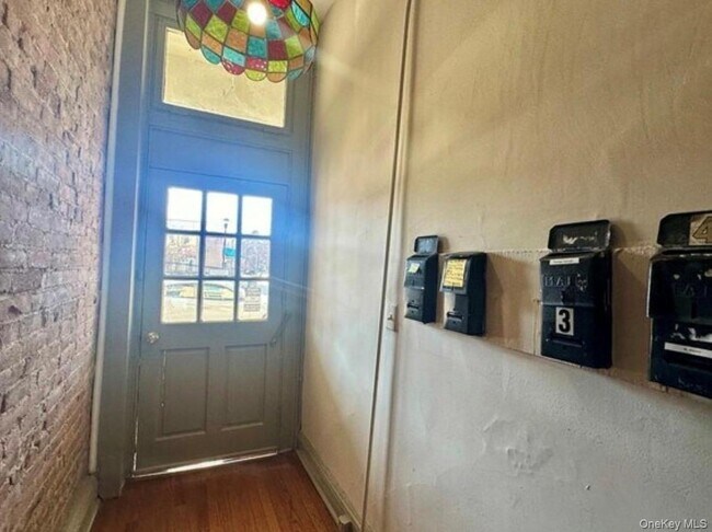 Building Photo - 118 Main St