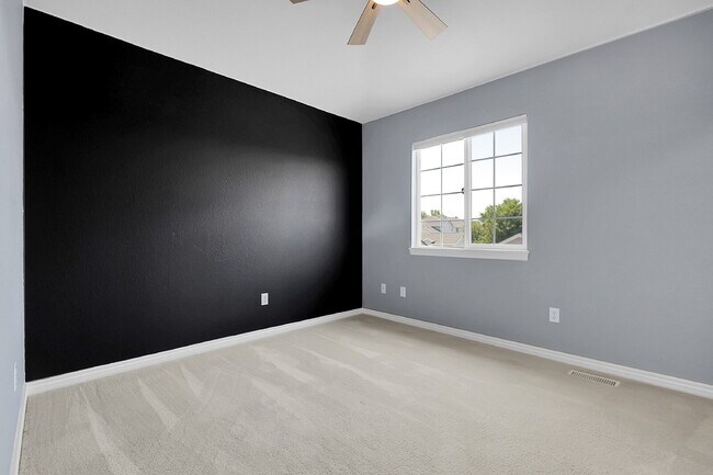 Building Photo - $2,640.95- 3 Bed, 3 Bath Townhome in Aurora with Central AC, In Unit Laundry and Patio Space!
