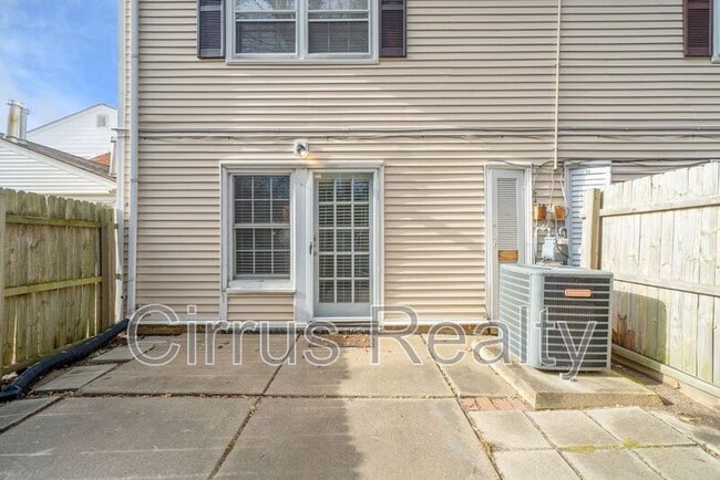 Building Photo - 9 Towne Square Dr