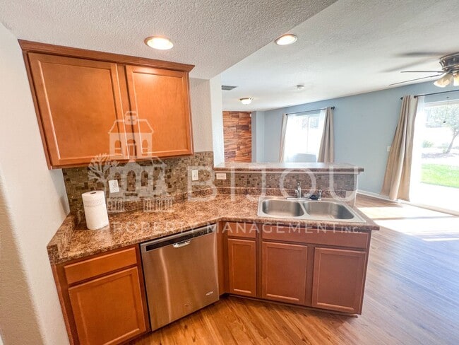 Building Photo - Large, Well-Maintained Duplex