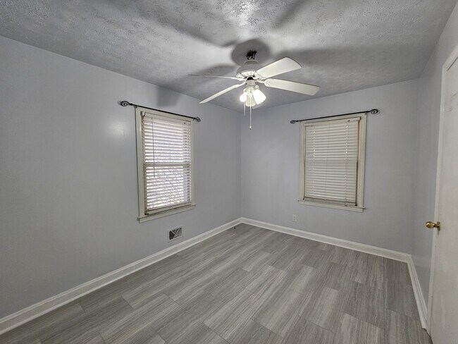 Building Photo - 3 Bristol Dr