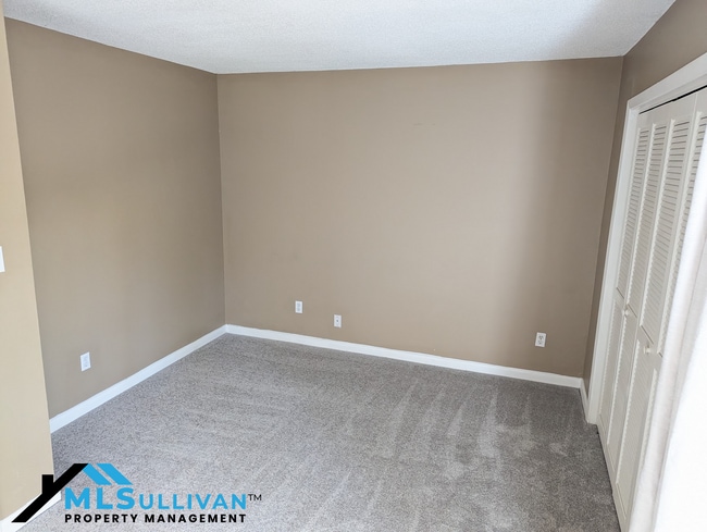 Building Photo - 4100-4105 Five Oaks Dr