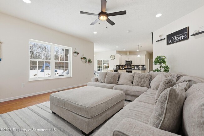 Building Photo - 124 Falcon Ln