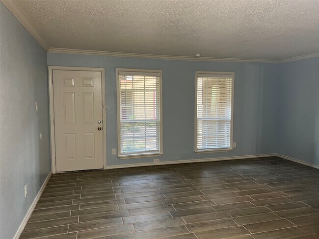 Building Photo - 10110 Westview Dr