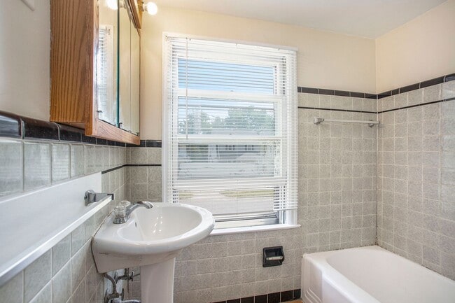Building Photo - AVAILABLE MID-JULY!! 3 Bedroom, 1.5 Single...