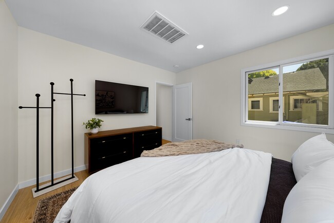 Building Photo - 4062 Goldfinch St