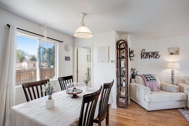 Building Photo - 3 bedroom, 1.5 Bath Townhome, Available Early June!