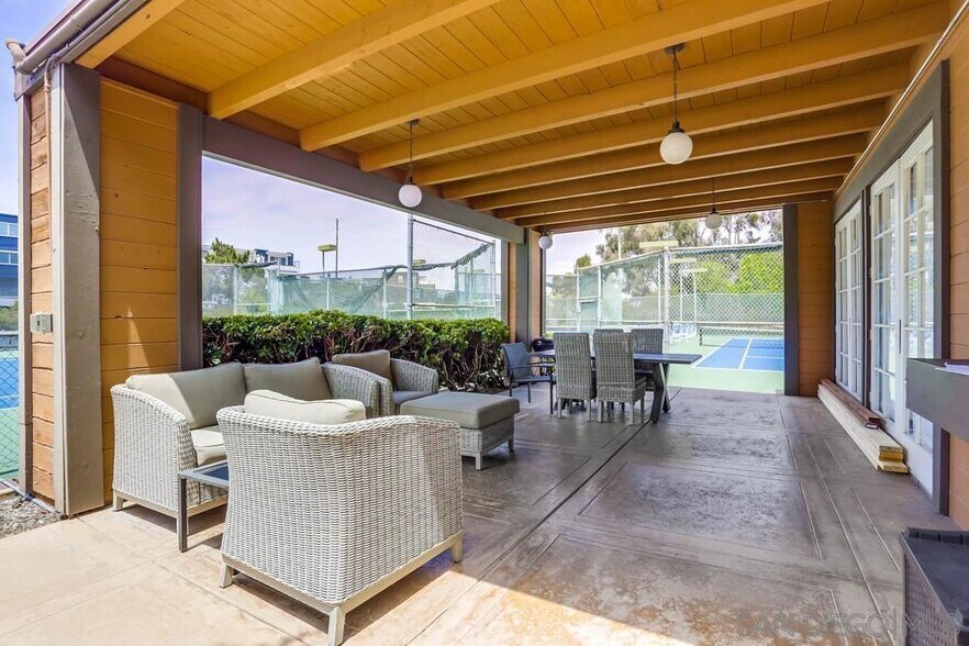 Building Photo - 3960 Voltaire St