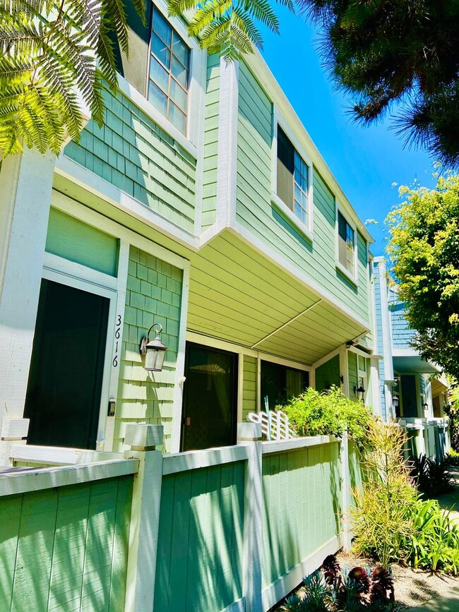 Building Photo - Gorgeous Venice Townhouse w/Upgrades Galore close to Beach+Canals w/Laundry+Garage+Pool