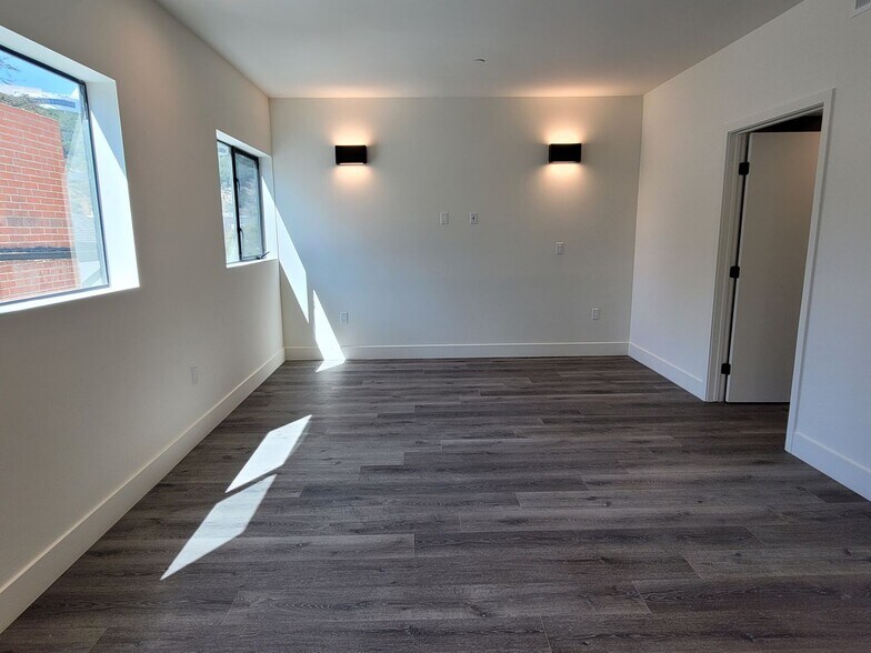 Building Photo - 862 Moraga Dr