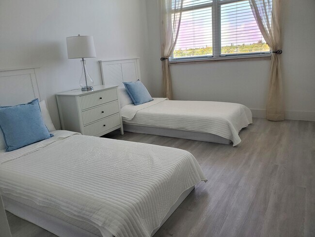 Building Photo - 802 W Windward Way