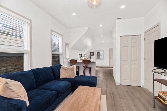 Building Photo - 2846 N Troy St