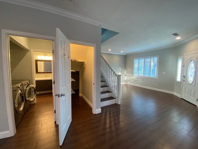 Building Photo - Beautiful & Spacious Home with Modern Touches