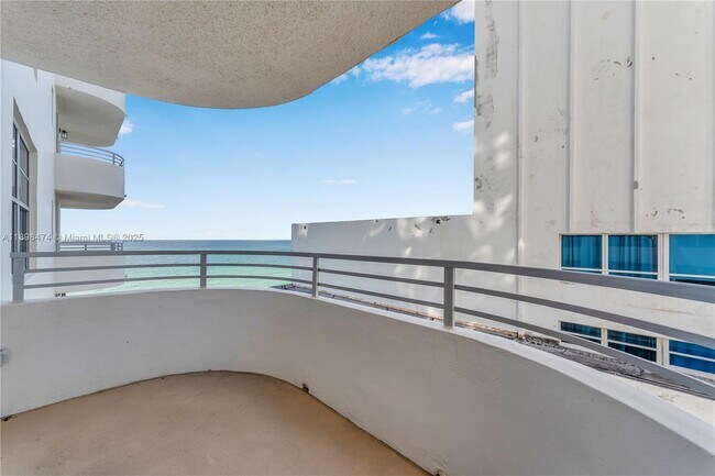 Primary Photo - 5555 Collins Ave