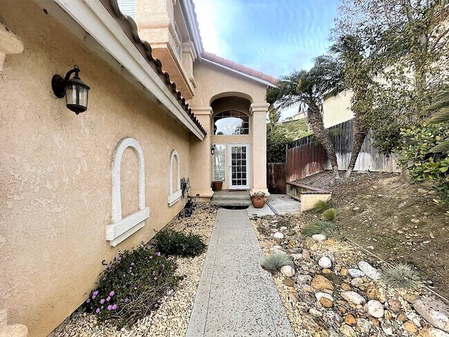 Building Photo - ***500 Move in Special*** Beautiful Single Family home with Large Backyard