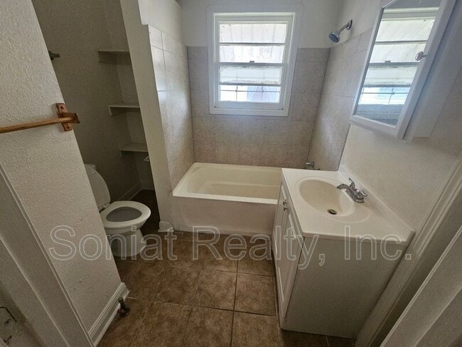Building Photo - 3506 Live Oak St