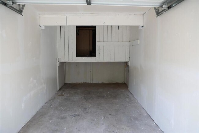 Building Photo - 1321 Surrey Ln SW