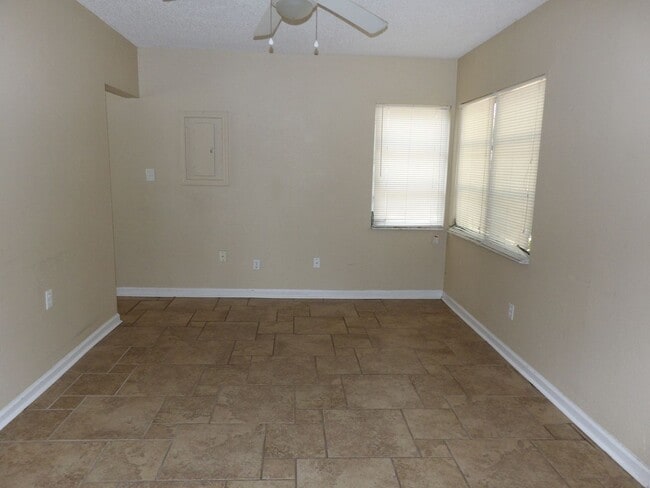 Building Photo - Orange City 3 Bedrooms 2 Bath 900 SQ FT Call Carole Arcaro 386-216-4900
