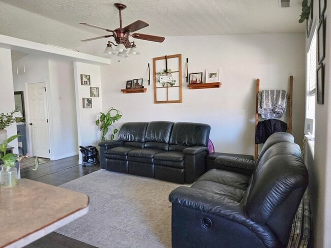 Building Photo - Charming 3 Bed, 2 Bath Home in Quiet Cul-d...