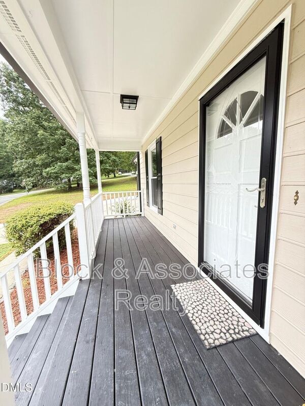 Building Photo - 401 Holly Berry Ln