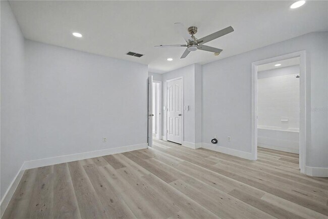 Building Photo - 1042 Waterside Dr