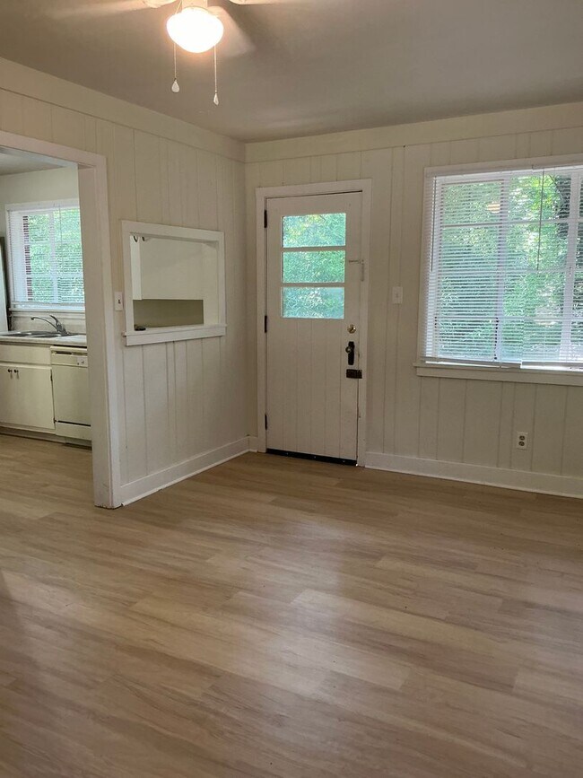 Building Photo - 1 Bedroom/ 1 Bath Cottage off Prince Avenue! Available soon!