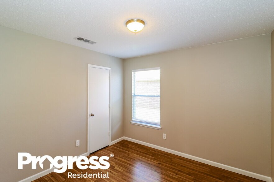 Building Photo - 327 Tioga Dr