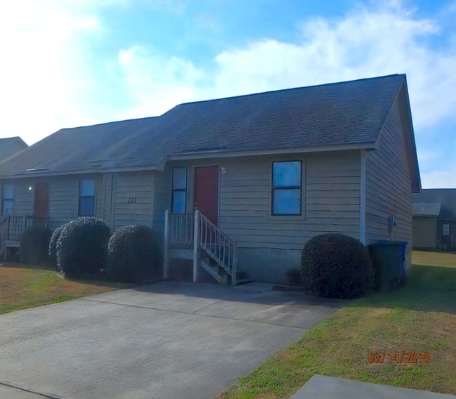 Building Photo - 220 Wyndham Cir