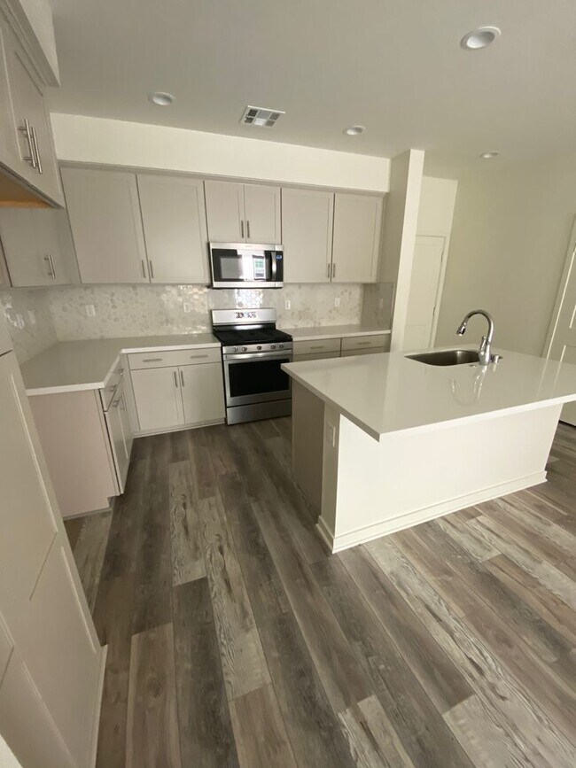 Building Photo - Beautiful 3 bed, 3 bath home in new community!